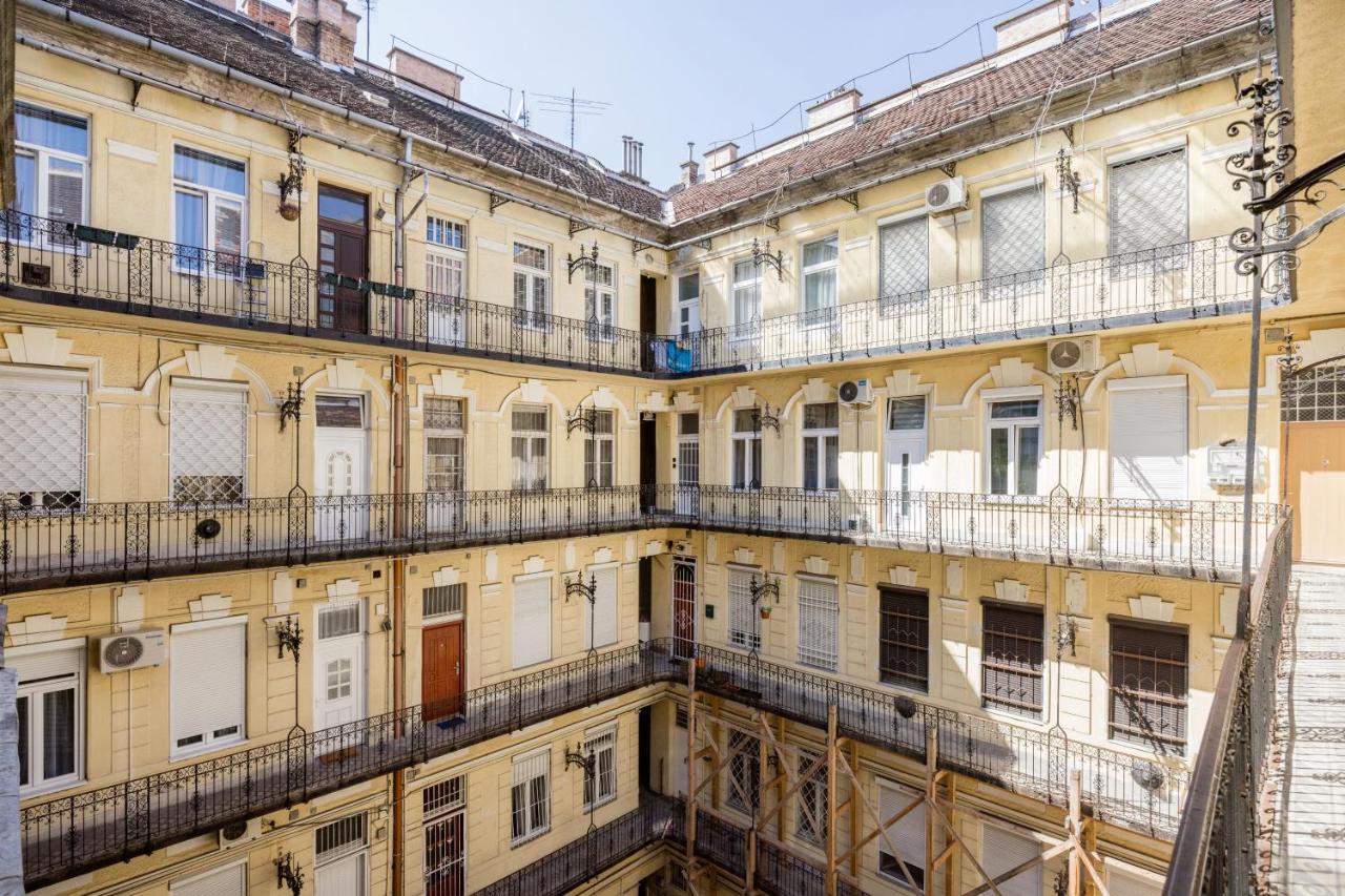 V12 Apartments Budapeste Exterior foto